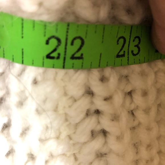 Women’s Cream Fringed Sweater. Size Small. 22” pit to pit - Picture 9 of 9